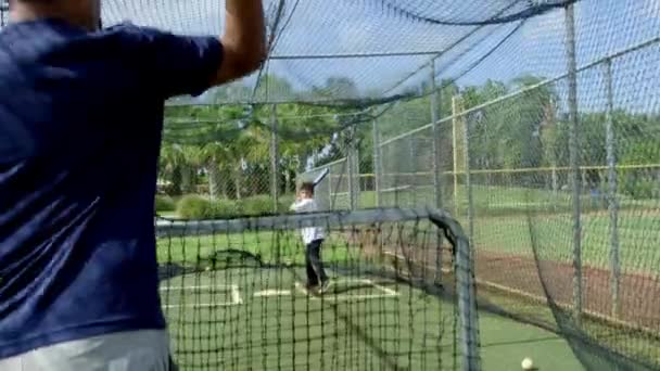 Zpomalený Záběr Muže Házet Míček Dítě Uvnitř Bassebal Baseball Park — Stock video