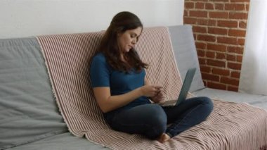Ağır çekim mutlu kadın onu laptop bir şey online satın alma