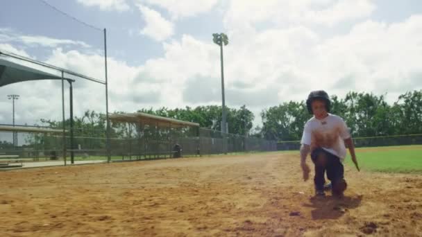 Movimento lento da criança correndo para casa e deslizando no parque de beisebol — Vídeo de Stock