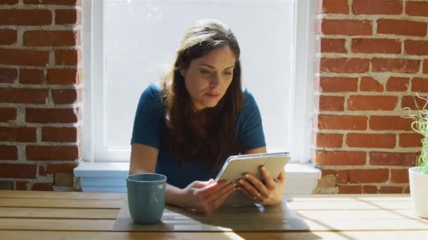 Langzame motie van vrouw zitten met laptop en vervolgens wordt bezorgd — Stockvideo