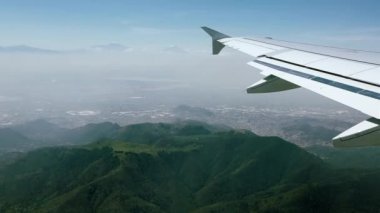 Bir uçak Mexico City'de Dağları üzerinden gelen havadan görünümü