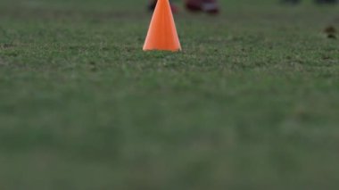 Atış bir bayrak futbol antrenmanı sırasında eğitim koni