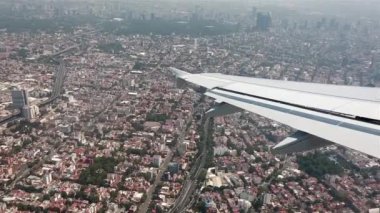 Havadan görünümden uçak olarak Meksika üzerinden inmeye başlar.