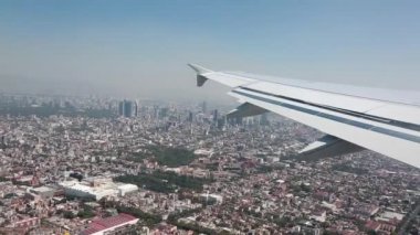 Meksika'da toprakları gibi uçaktan görüntüleyin. Evler ve binalar görülebilir.