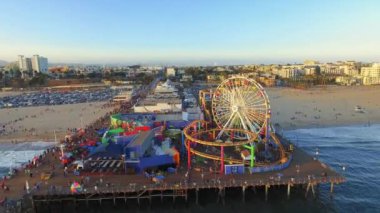 Santa Monica Pier okyanustan geliyor üzerinde hava atış