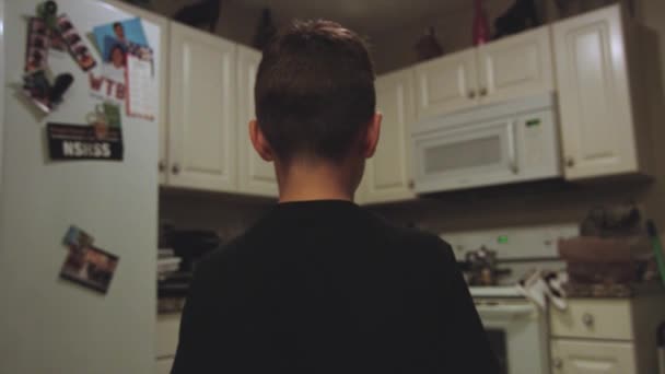 Nettes Kind dreht sich um und lächelt in die Kamera — Stockvideo