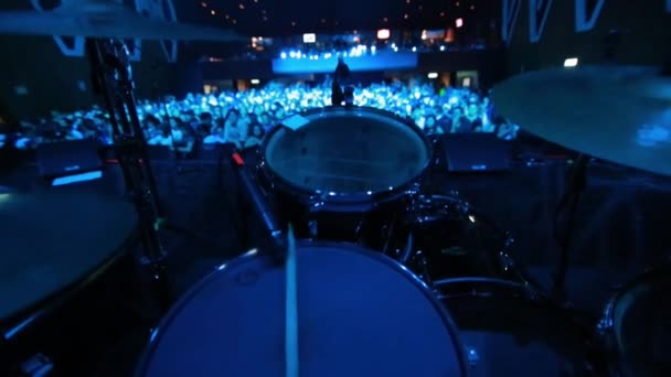 POV του drumer πίσω από τα τύμπανα σε μια σκηνή μπροστά σε κοινό σε μια συναυλία — Αρχείο Βίντεο