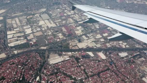 Vista aérea desde el avión cuando comienza a aterrizar sobre la Ciudad de México . — Vídeos de Stock