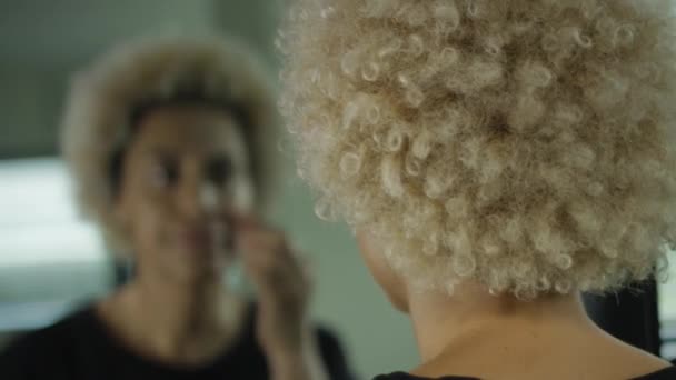 Coole Aufnahme einer Transgender-Frau, die sich schminkt — Stockvideo