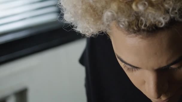 Close-up de uma mulher transexual colocando sombra nos olhos com o dedo — Vídeo de Stock