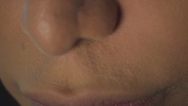 Экстремальный крупный план трансгендерной женщины, наносящей макияж — стоковое видео