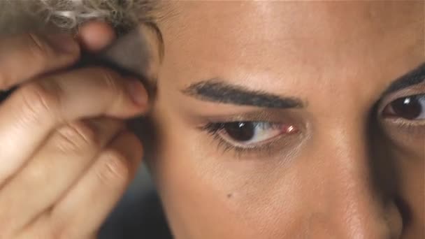 Αργή κίνηση των τρανσέξουαλ γυναίκα βάζοντας make-up για και χαμογελαστός — Αρχείο Βίντεο
