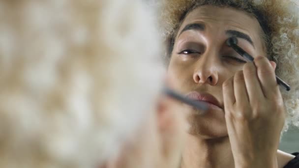Slow Motion Mujer Transgénero Aplicando Sombra Ojos Frente Espejo — Vídeos de Stock