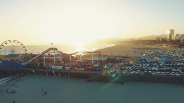 Letecký snímek kalifornské Santa Monica Pier, při západu slunce — Stock video