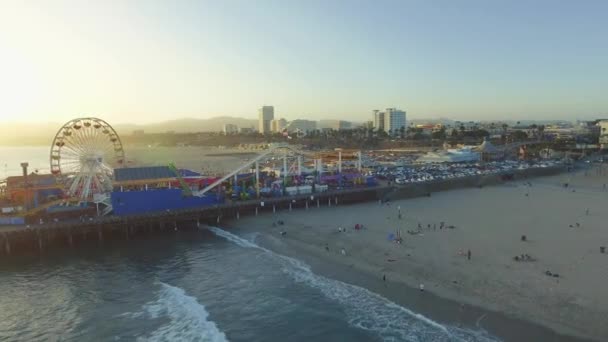 Foto aérea del muelle de Santa Mónica en California y el océano durante la puesta del sol — Vídeos de Stock