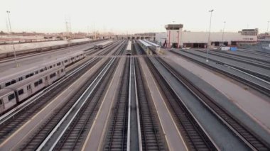 Birden çok tren rayları üzerinde büyük hava atış