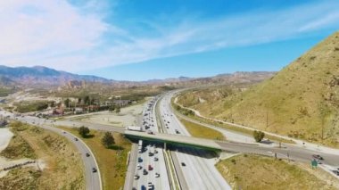 Dağlar ve Kaliforniya ve Nevada stateline etrafında yollarda büyük havadan çekim