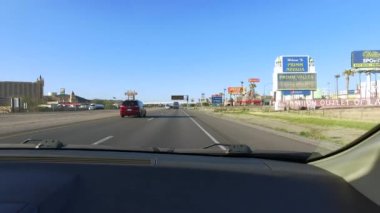 POV gündüz atış stateline tarafından Kaliforniya ve Nevada (California-Nevada Stateline 8 Nisan 2018 arasında geçen araba yolcu