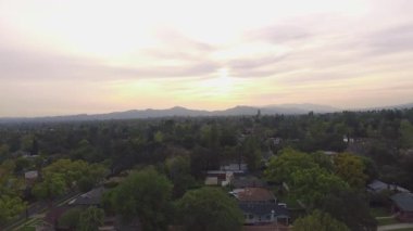 Mahalle ve California'da sunset sırasında Dağları havadan görünümü