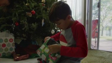 Yavaş hareket Hediyelik Noel günü açılış bir çocuk, ama ne emin değilim 's