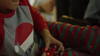 Slow Motion Video oyunu oynayan çocuk, yakın çekim