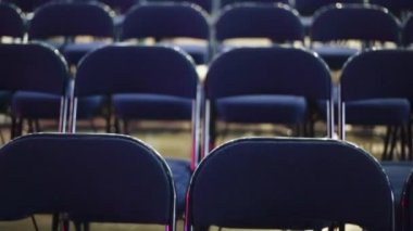 Bir yerde bir konser öncesi boş sandalyeler