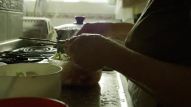 Yaşlı kadının mutfağında yemek ağır çekim