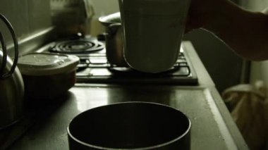 Ağır çekim bir tencereye dökülür varlık pirinç