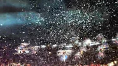 Konfeti dolu konserde atılmış güzel kare