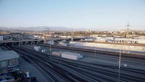 ロサンゼルス、カリフォルニア州内の道路や鉄道線路の空中ショット — ストック動画