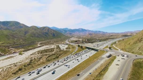 Grande vue aérienne des montagnes et des routes par ligne d'état entre la Californie et le Nevada — Video