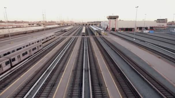 Geweldig luchtfoto schot over meerdere trein sporen — Stockvideo