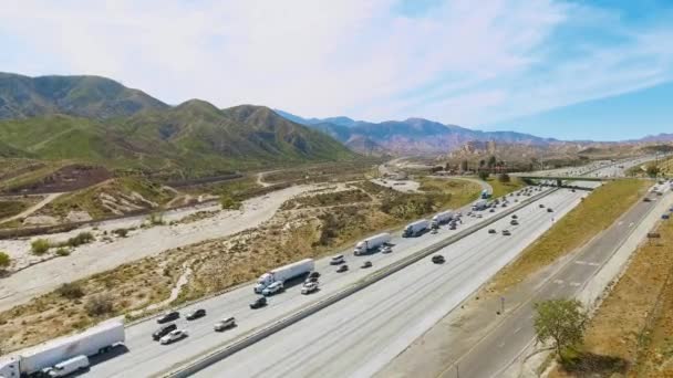 Vista aérea sobre estradas com trânsito em movimento pelo estado da Califórnia-Nevada — Vídeo de Stock