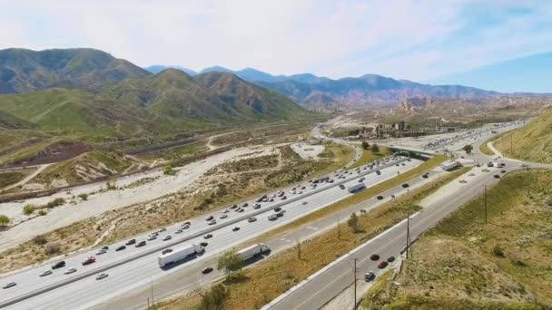 Κεραία βολή πάνω από δρόμους από βουνά που εξέρχονται από την Καλιφόρνια στη Νεβάδα — Αρχείο Βίντεο