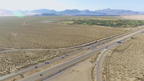 Disparo aéreo sobre la línea estatal entre California y Nevada — Vídeo de stock