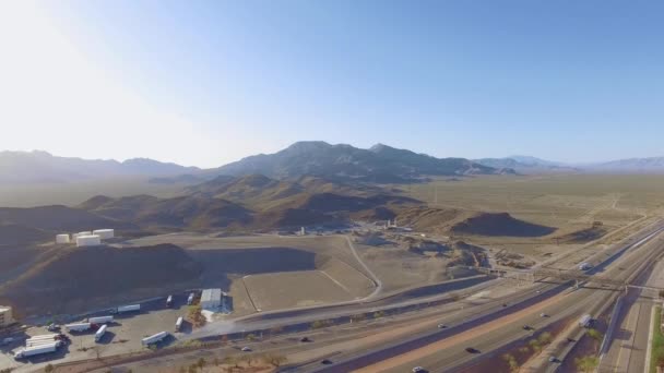 Gran plano aéreo sobre carreteras y montañas en California — Vídeo de stock