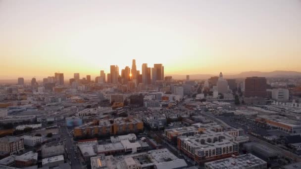 Grande tiro aéreo de Los Angeles durante o pôr do sol — Vídeo de Stock
