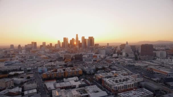 Grande prise de vue aérienne de Los Angeles pendant le coucher du soleil — Video