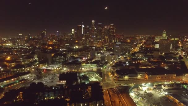 Zdjęcia lotnicze z Los Angeles w nocy, gdzie można zobaczyć Dowtown La — Wideo stockowe