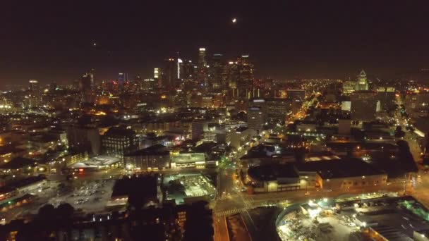Gran plano aéreo de Los Ángeles por la noche — Vídeo de stock