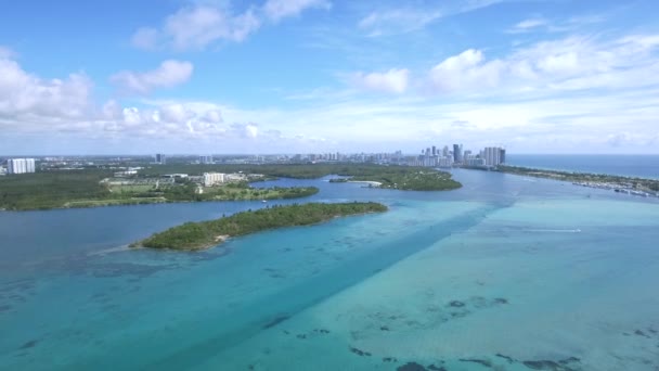 Mooie luchtfoto van intracoastal en Oceaan in Miami Beach — Stockvideo