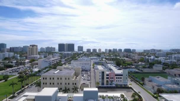 Повітряні нахил вгору постріл, показуючи будівель в Майамі, штат Флорида — стокове відео