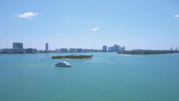 Miami Beach bölgesinde hava atış teknelerin ve güzel su — Stok video