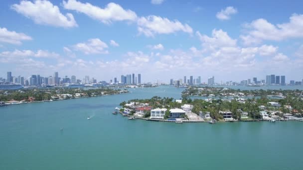 Tiro aéreo sobre belas casas pela água em Miami, Flórida — Vídeo de Stock