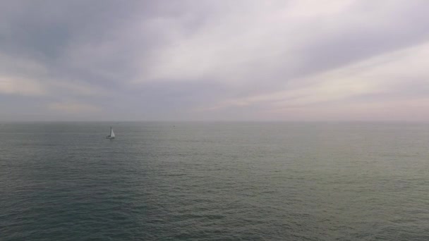 Vackra Flygfoto över havet och en segelbåt — Stockvideo