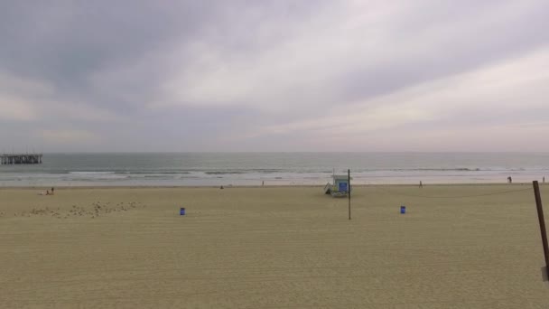 Снимок с воздуха, движущийся к океану с пляжа в Калифорнии — стоковое видео