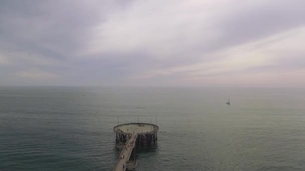 Hermosa toma aérea sobre el océano y el muelle en California — Vídeos de Stock