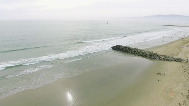 Foto aérea sobre la playa y el océano en California — Vídeo de stock