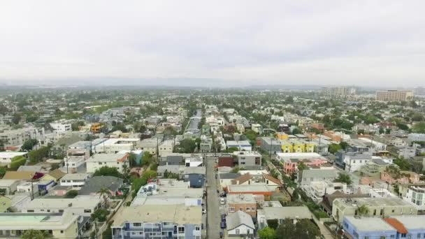 Luchtfoto afgestapt van wijk naar de Oceaan in Californië — Stockvideo