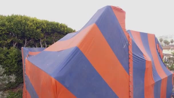 Luftaufnahme über Haus mit Zelt zur Begasung und Nachbarschaft — Stockvideo